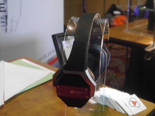 Great headfeel: NEOH surround sound headphones.